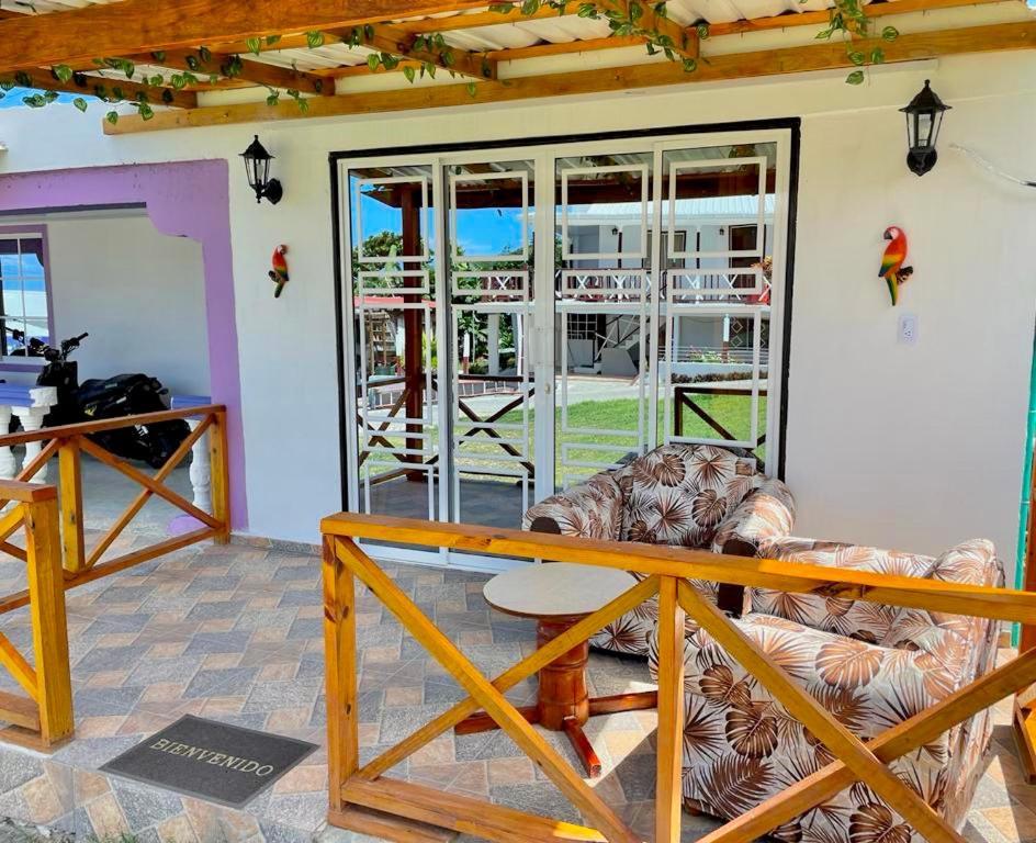 Posada Villa Bryan Rocky Point Екстер'єр фото