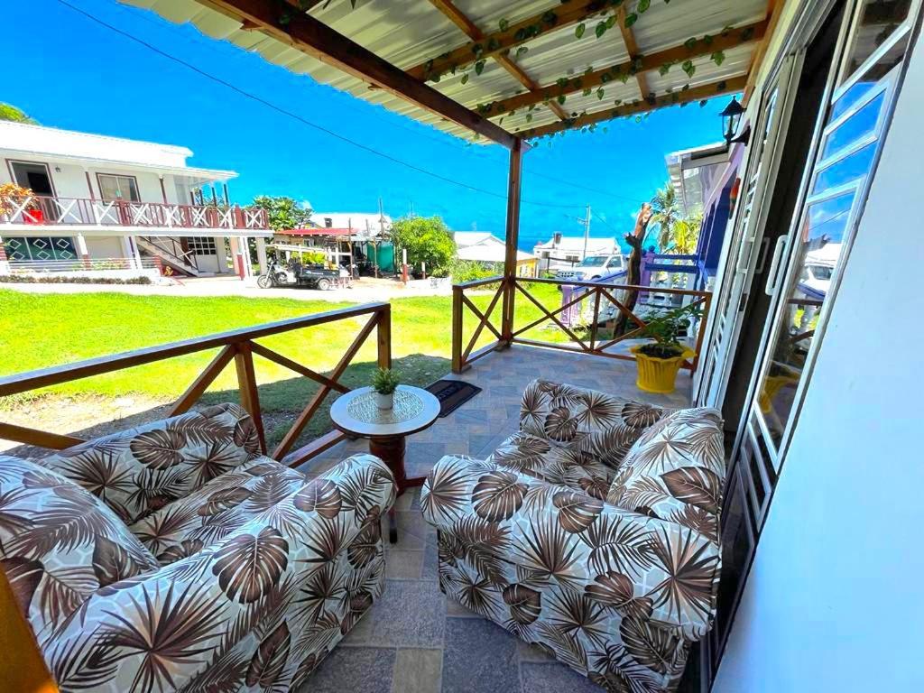 Posada Villa Bryan Rocky Point Екстер'єр фото